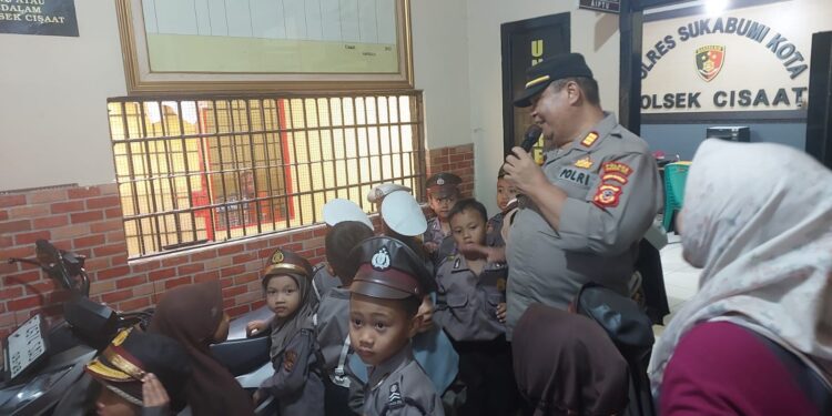 Kunjungan Edukatif Siswa TK ke Polsek Cisaat