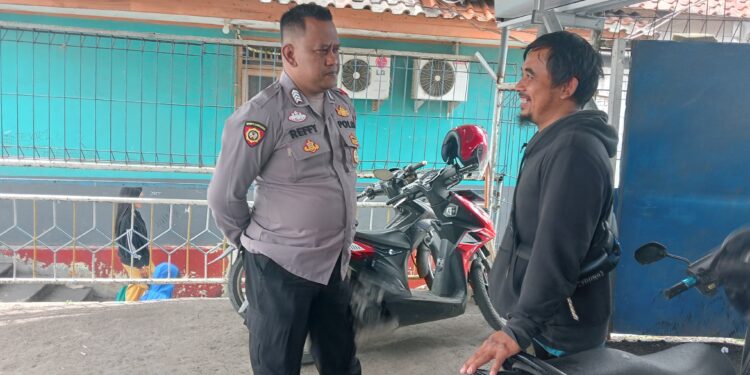 Berdialog Dengan Warga, Unit Samapta Polsek Cisaat  Dialogis Berikan Himbauan Kamtibmas