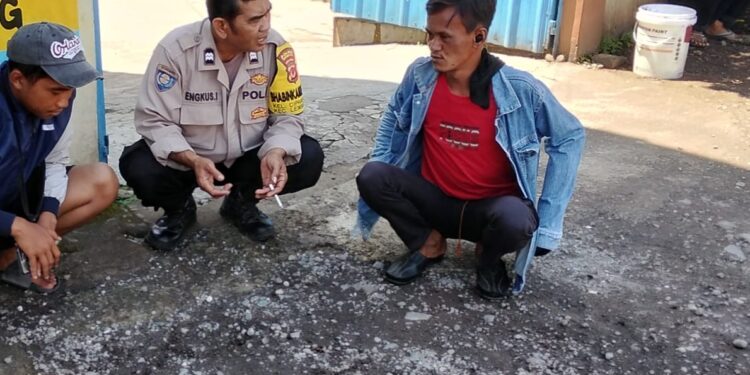 Wujud Nyata Kedekatan POLRI Dengan Warga, Bhabinkamtibmas Polsek Lembursitu Lakukan Sambang Kepada Warga Binaan