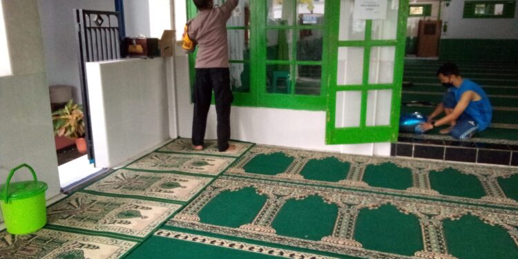 Jum’at Bersih, Bhabinkamtibmas Polsek Cisaat Bersih – Bersih Lingkungan Masjid