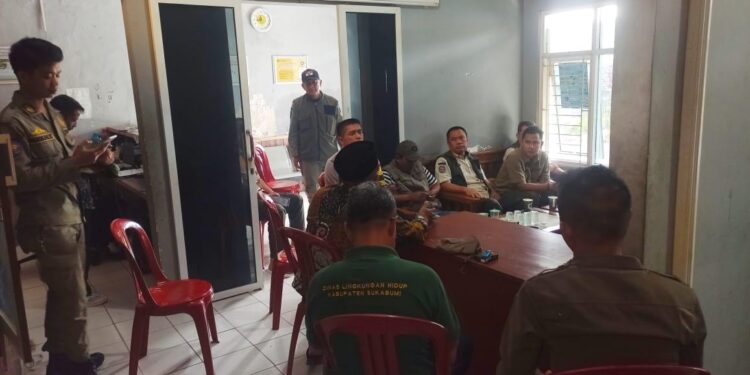Hadiri Rapat Perangkat Desa, Bhabinkamtibmas Polsek Cireunghas Sampaikan Pesan Kamtibmas