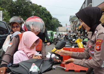 Polres Sukabumi Kota Bagikan Ratusan Bungkus Takjil