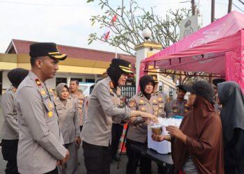 Aksi Polwan di Sukabumi Bagikan Puluhan Paket Takjil