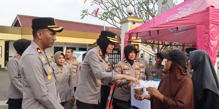 Aksi Polwan di Sukabumi Bagikan Puluhan Paket Takjil