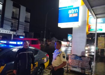 Polsek Cikole Laksanakan Patroli Dialogis di Malam Hari
