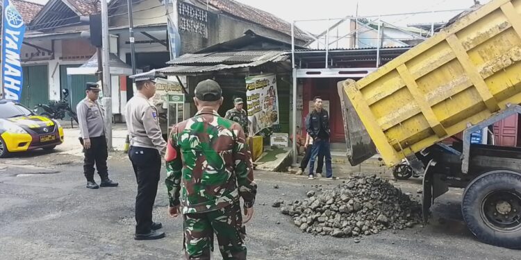 Wujud Kepedulian dan Sinergitas, TNI-Polri Lakukan Perbaikan Jalan Berlubang di Jalan Sukalarang Cimangkok