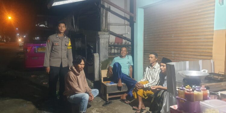 Bhabinkamtibmas Polsek Kebonpedes Sambangi Warga Pasca Tarawih Antisipasi Gukamtibmas