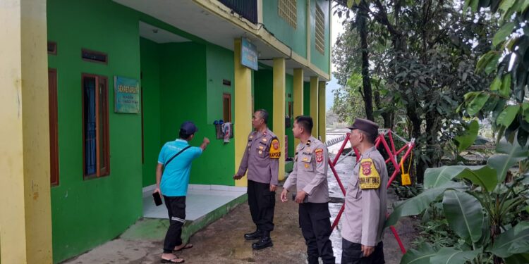 Tinjau Lokasi Banjir, Kapolsek Baros Dampingi Muspika Kecamatan Baros Pasca Banjir