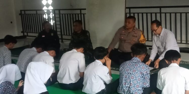 Cegah Kenakalan Remaja, Bhabinkamtibmas Sukaraja Beri Penyuluhan kepada Siswa SMP