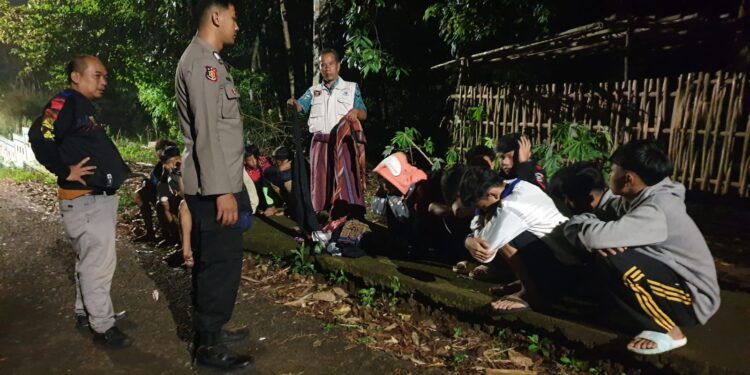 Bhabinkamtibmas Polsek Kebonpedes Patroli Antisipasi Gukamtibmas Tawuran Perang Sarung Di Desa Kebonpedes