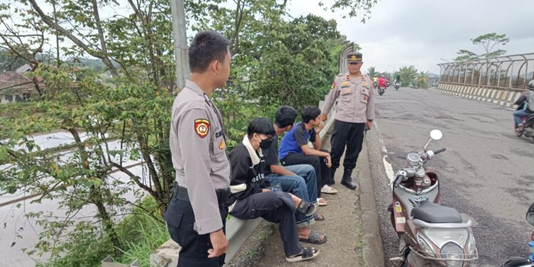 Ciptakan Situasi Kondusif selama ramadhan Polsek Cisaat gelar patroli ngabuburit