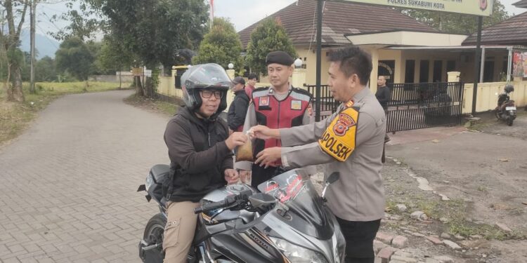 Berbagi Takjil Sebelum Buka Puasa di Wilkum Polsek Cibeureum