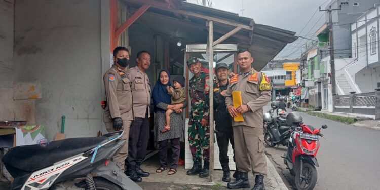 Bersama Satpol PP Polsek Cisaat Imbau Warung Nasi Tidak Buka Siang Hari Selama Ramadan