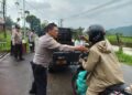 Wujud Kepedulian Berbagi Di Bulan Ramadan, Polsek Cireunghas Bagikan Takjil Gratis Kepada Pengguna Jalan dan Masyarakat