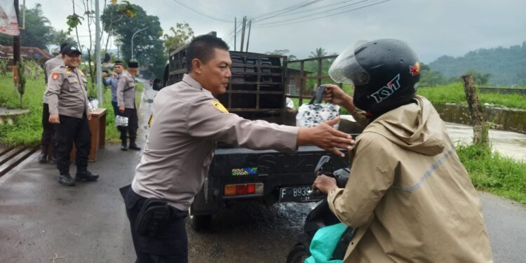 Wujud Kepedulian Berbagi Di Bulan Ramadan, Polsek Cireunghas Bagikan Takjil Gratis Kepada Pengguna Jalan dan Masyarakat