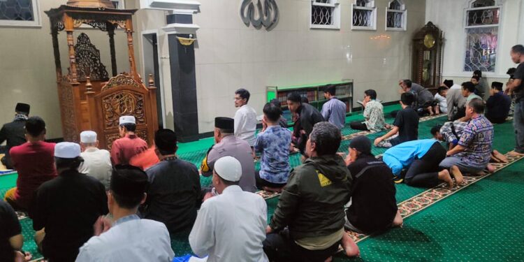 Polsek Cisaat Gelar Tarawih Keliling, Jalin Silaturahmi dan Jaga Keamanan Selama Ramadan