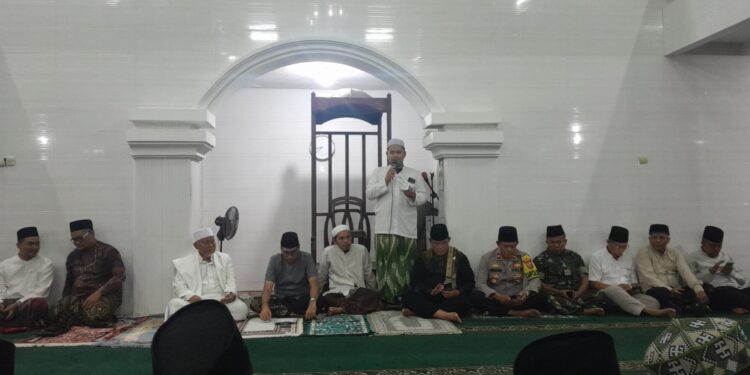 Kapolsek Warudoyong Ikuti Tarawih Keliling, Ajak Warga Jaga Kamtibmas di Bulan Ramadan