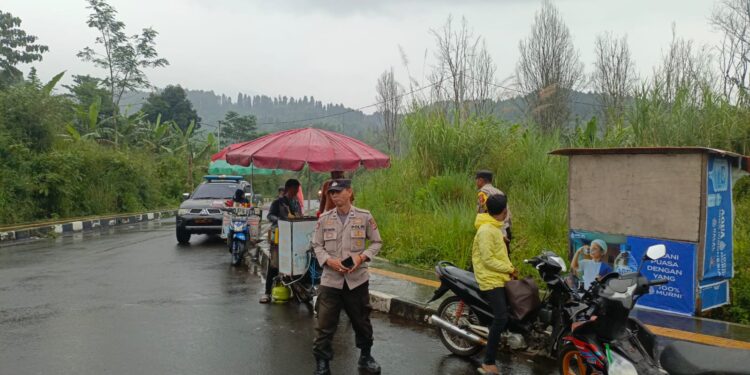 Patroli Mobile Rutin Polsek Kadudampit Antisipasi Gangguan Kamtibmas Di Wilayah Hukum Polsek Kadudampit