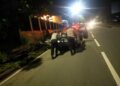 DENGAN SIGAP PERSONEL POLSEK CIBEUREUM BANTU DORONG MOBIL MASYARAKAT YANG MOGOK