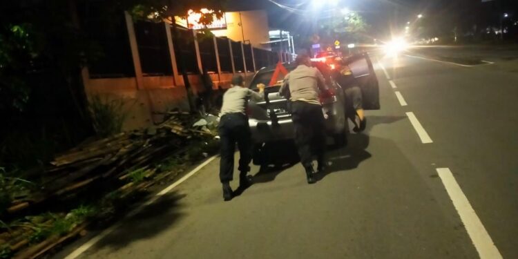 DENGAN SIGAP PERSONEL POLSEK CIBEUREUM BANTU DORONG MOBIL MASYARAKAT YANG MOGOK