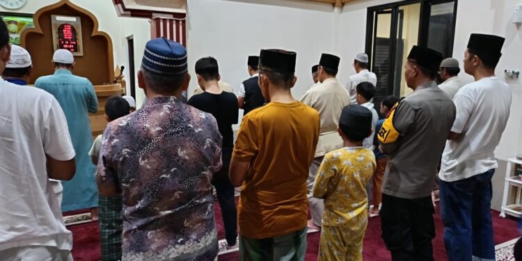 Kapolsek Sukaraja Laksanakan kegiatan pengamanan sekaligus salat tarawih di masjid Al Fatah