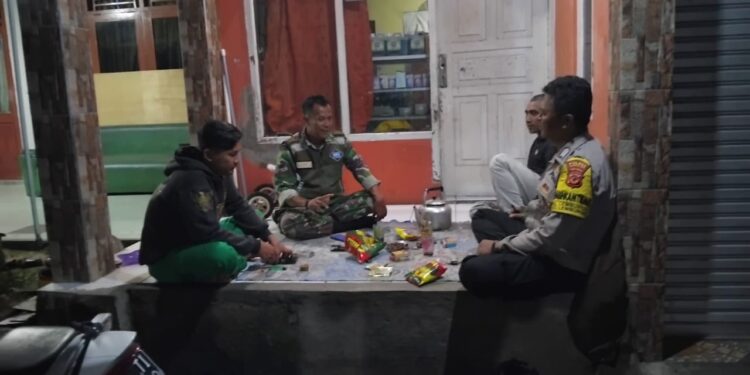 Jaga Kondusifitas Bhabinkamtibmas Sambangi Warga Malam Hari Untuk Tingkatkan Harkamtibmas
