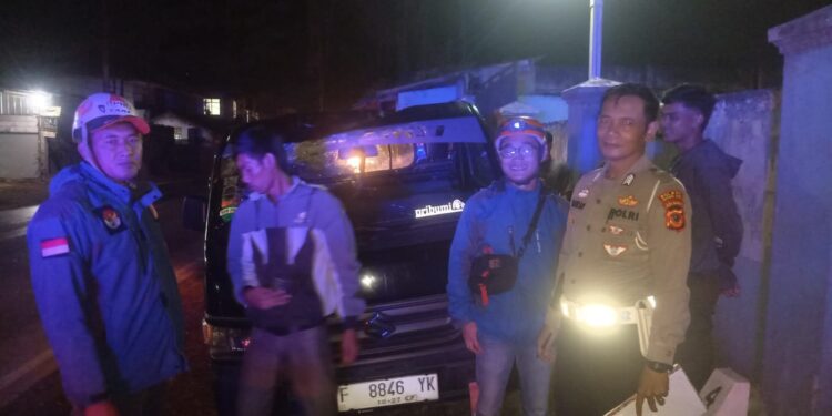Tertimpa Dahan Pohon, Atap dan Kaca Depan Mobil Pickup di Sukabumi Rusak