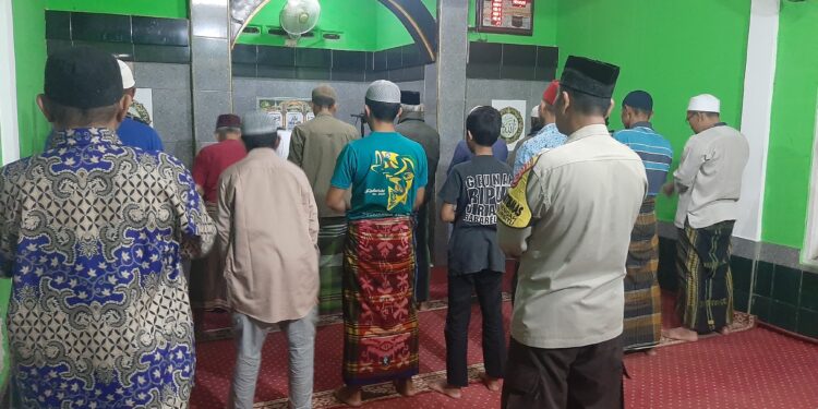Berikan Rasa Aman, Bhabinkamtibmas Polsek Lembursitu Laksanakan Tarawih Keliling