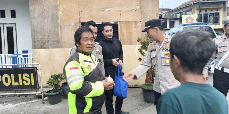 Polsek Sukaraja Gelar Aksi Sosial Berbagi Takjil untuk Masyarakat di Bulan Ramadan
