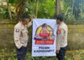Berikan Rasa Aman Saat Mudik, Polsek Kadudampit Bagikan Sticker Hot Line 110