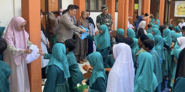 Bhabinkamtibmas dan Babinsa Pasirhalang Kawal Program Makan Sehat Bergizi Gratis di Bulan Ramadan