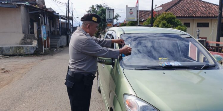 Menjelang Hari Raya Idul Fitri, Polsek Gunungguruh Pasang Spanduk Hotline Mudik Polri 110 dan Tagline “Mudik Aman Keluarga Nyaman”
