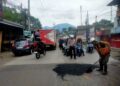 Polsek Sukaraja Atur Lalu Lintas di Lokasi Perbaikan Jalan untuk Kelancaran Arus Selama Ramadan