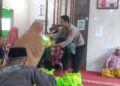 Disela pekerjaaan yang padat Personil Polsek Sukabumi dampingi dalam pembagian santunan
