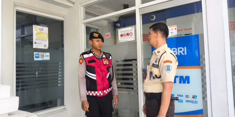 Cegah Aksi Kejahatan Polsek Baros Antisipasi Penukaran Uang jelang Lebaran Di Bank BRI