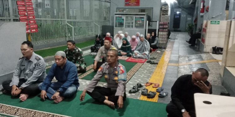 Anggota Polsek Warudoyong Lakukan Pengamanan dan Shalat Tarawih di Lapas Nyomplong