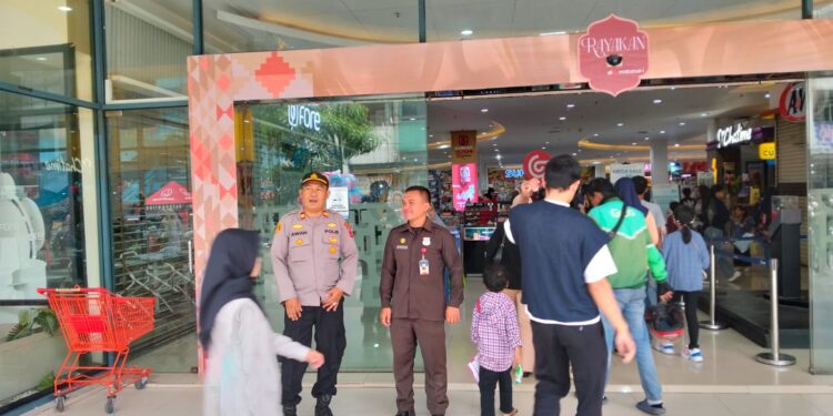 Polsek Cikole Perkuat Sinergi dengan Satpam Melalui Patroli dan Sambang Kamtibmas