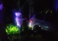 Respon cepat dan tanggap atas laporan masyarakat, anggota unit lantas Polsek Sukaraja Polres Sukabumi Kota membantu evakuasi mobil masuk dalam parit.