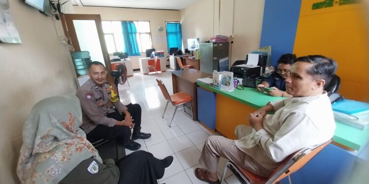 Antisipasi Takbiran Keliling Bhabinkamtibmas Polsek Baros Himbau Warga untuk melaksanakan takbiran di masjid atau musala terdekat