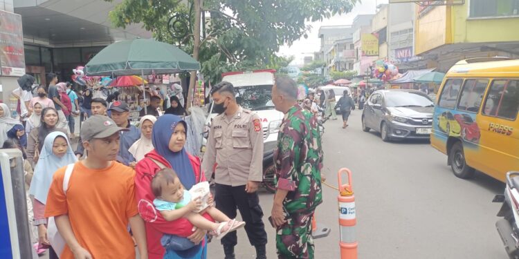 Bhabinkamtibmas Polsek Cikole Bersama Babinsa Pantau Kamtibmas