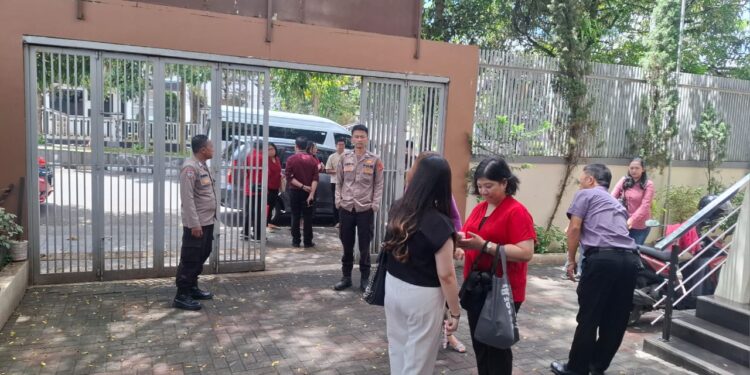Personil Polsek Sukalarang Laksanakan Pengamanan Kebaktian Umum di Gereja GKI Penginjil Kota Sukabumi