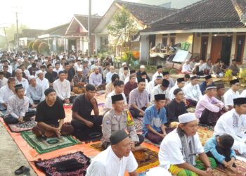 Sholat Idul Fitri 2025. Polsek Baros berikan Pengamanan rasa aman dan nyaman kepada masyarakat