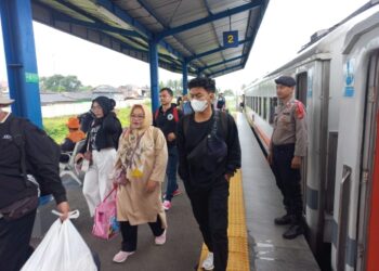 Polsek Cisaat  Melaksanakan Pengamanan ketupat Lodaya 2025 Di Stasiun Cisaat