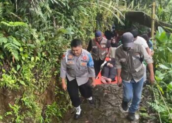 Petugas Gabungan Pos Pam Wisata Situgunung Sukabumi Evakuasi Wisatawan