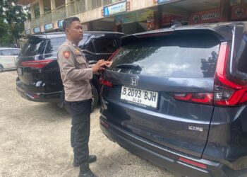 Polsek Kadudampit Tempel Stiker 110 Bantuan Polisi di Kendaraan