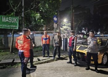 Sampaikan himbauan humanis. Bhabinkamtibmas Sudajayahilir Polsek Baros antispasi kerawanan malam hari