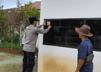 Polsek Sukaraja Memasang Stiker Hotline Bantuan Polisi