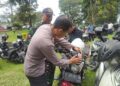 Personil Polsek Sukabumi tidak hanya melakukan patroli dan pengaman di objek wisata, sambil memberikan himbauan sekaligus memasangkan stiker