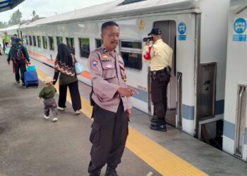 Polsek Cisaat  Melaksanakan Pengamanan ketupat Lodaya 2025 Di Stasiun Cisaat