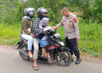 Bhabinkamtibmas Polsek Kebonpedes Berikan Himbauan Kamtibmas Mudik Aman Keluarga Nyaman Di Wilayah Desa Binaannya